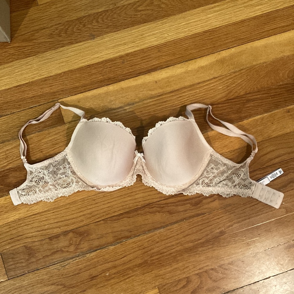 Victoria’s Secret 32DDD nude bra